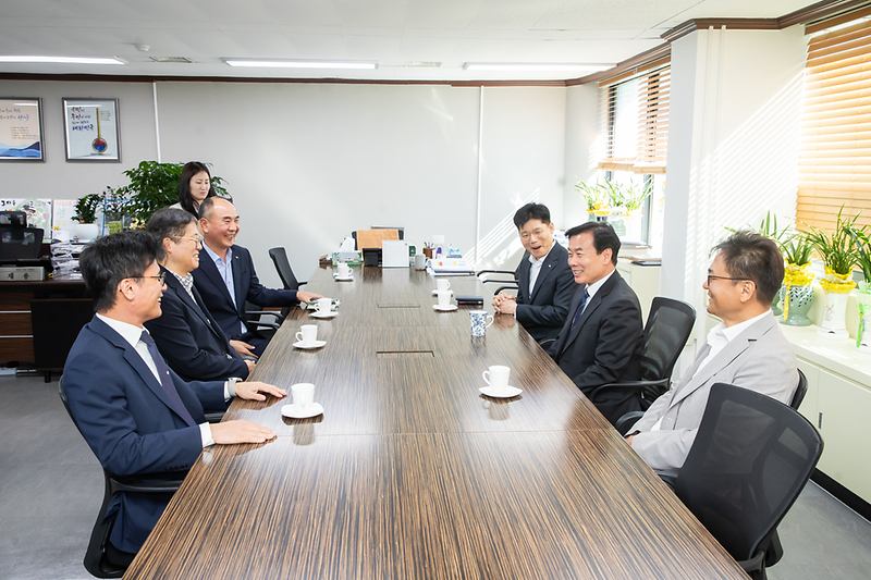 3._서해구,_5개_기업_후원_3,000만_원으로_저소득_어르신_1,500명_경로잔치_개최.png 이미지