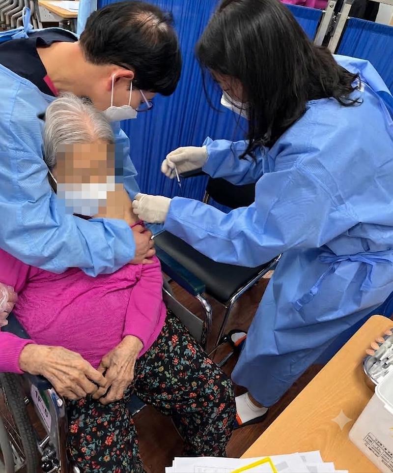 4._서해구보건소,_인플루엔자_유행_차단_위해_예방접종_실시_및_감염병_예방_강화.jpg 이미지