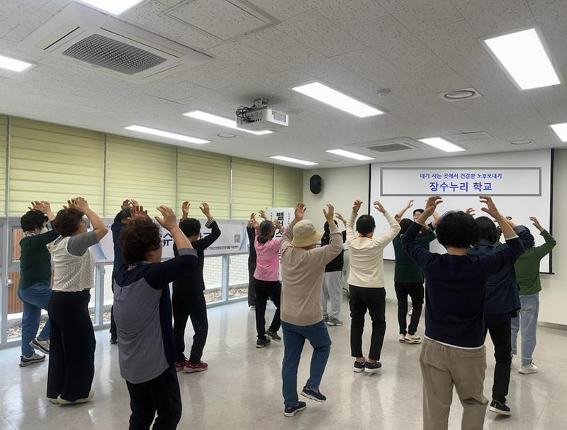 6._서구보건소_가정·신현원창건강생활지원센터,_‘내가_사는_곳에서_건강한_노후’_장수누리학교_성료_(2).jpg 이미지